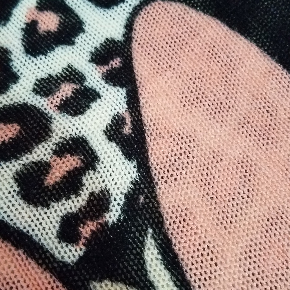 Beautiful Minnie Mouse sweater!! - Picture 3 of 8